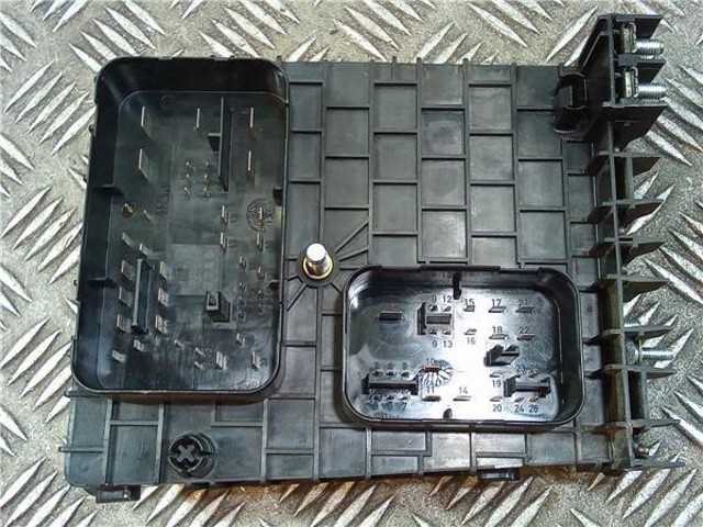 1K0937124K Caja de fusibles  disponible Málaga