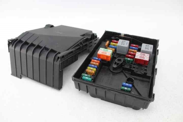 1K0937125D Caja de fusibles  disponible Burgos