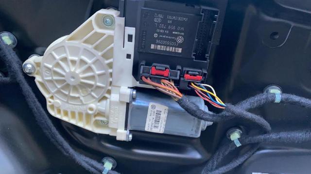 1K0959702P Motor del elevalunas de la puerta delantera derecha  comprar en Reus