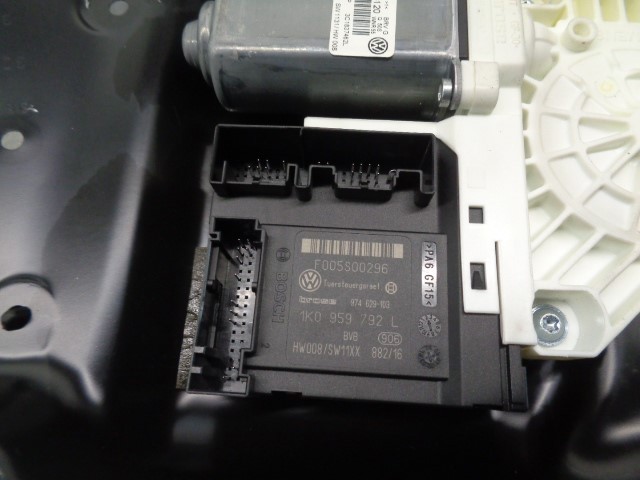 1K0959702P Motor del elevalunas de la puerta delantera derecha comprar Girona