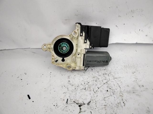 VAG 1K0959704F Motor del elevalunas de la puerta trasera derecha  comprar en Ponferrada