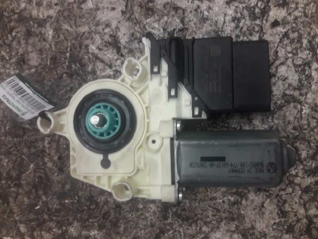 VAG 1K0959704P Motor del elevalunas de la puerta trasera derecha  disponible España