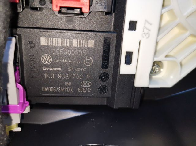 1K0959792M VAG Motor del elevalunas de la puerta delantera derecha  disponible Ourense