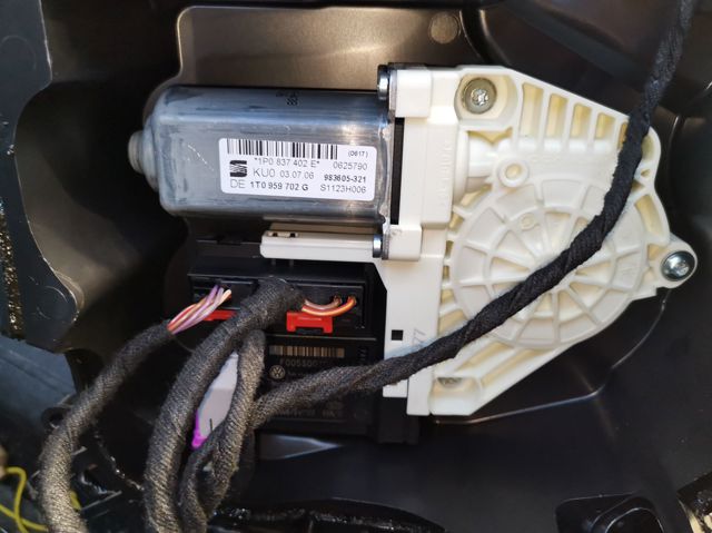 1K0959792M Motor del elevalunas de la puerta delantera derecha  en stock Castellón