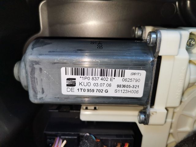 1K0959792M VAG Motor del elevalunas de la puerta delantera derecha  en stock Gandía