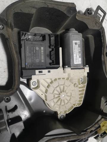 1K0959793M Motor del elevalunas de la puerta delantera izquierda  disponible Málaga