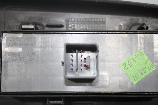 1K4868049C Manija interior de puerta delantera izquierda  en stock Granada