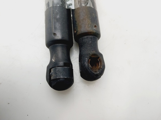 1K6827550F Amortiguador de la tapa del maletero  disponible Málaga