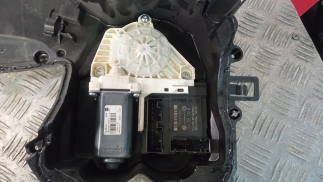 VAG 1P0837402A Motor del elevalunas de la puerta delantera derecha  comprar en Albacete