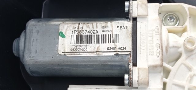 1P0837402A Motor del elevalunas de la puerta delantera derecha  disponible Málaga