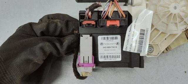 VAG 1P0837402A Motor del elevalunas de la puerta delantera derecha comprar Pamplona
