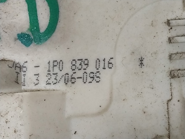 1P0839016 VAG Cerradura de la puerta trasera derecha comprar Alcalá