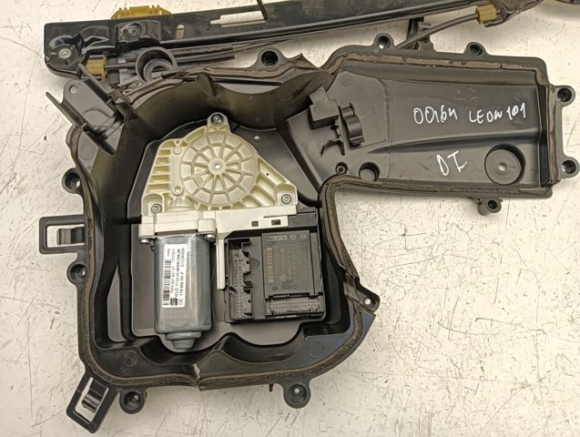 1P0867435 Motor del elevalunas de la puerta delantera izquierda  disponible Utrera