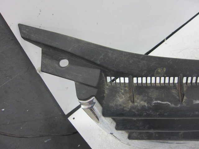 1T0853651 Parrilla del radiador  disponible Utrera