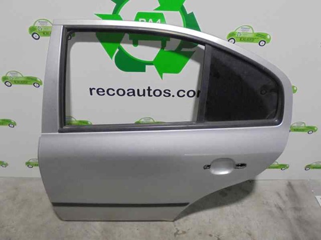 Puerta trasera izquierda 1U4833055 VAG/Skoda