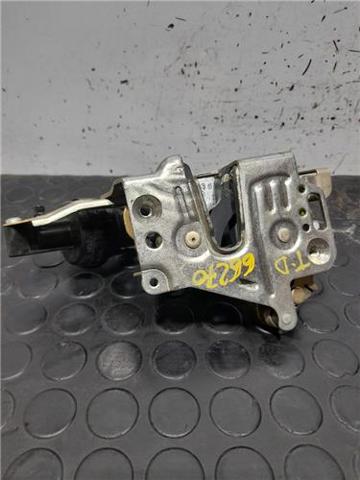 2027300635 MERCEDES Cerradura de la puerta trasera derecha  en stock Córdoba