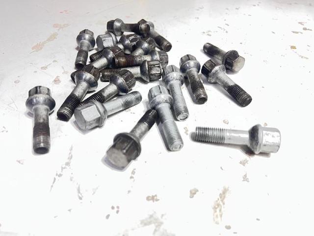 Tornillo de seguridad para llantas 2034010270 MERCEDES