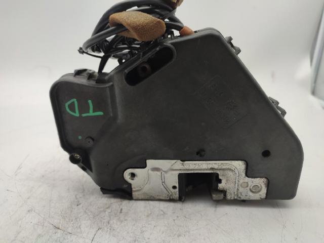 2037300235 MERCEDES Cerradura de la puerta trasera derecha  en stock Córdoba