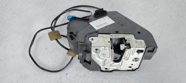 2037300235 MERCEDES Cerradura de la puerta trasera derecha  en stock Gandía