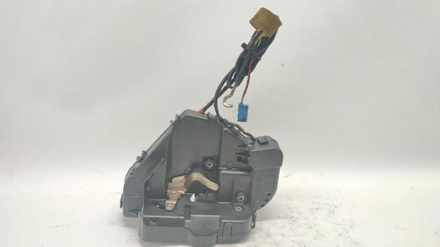 2037300235 MERCEDES Cerradura de la puerta trasera derecha comprar Bilbao