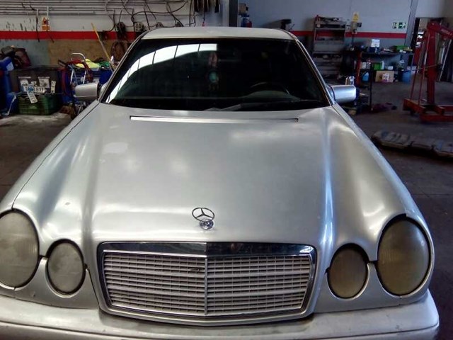 Capó del motor 210880035728 Mercedes