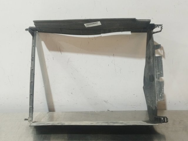 Deflector de aire, radiador 215596207R Renault (RVI)