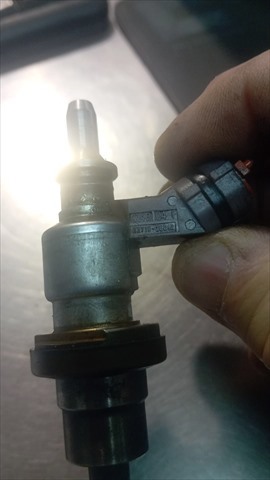 Regulador de presión de combustible, rampa de inyectores Toyota Corolla R10