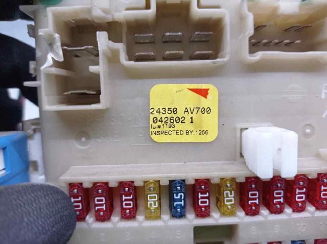 NISSAN 24350AV700 Caja de fusibles trasera interior  en stock Salamanca
