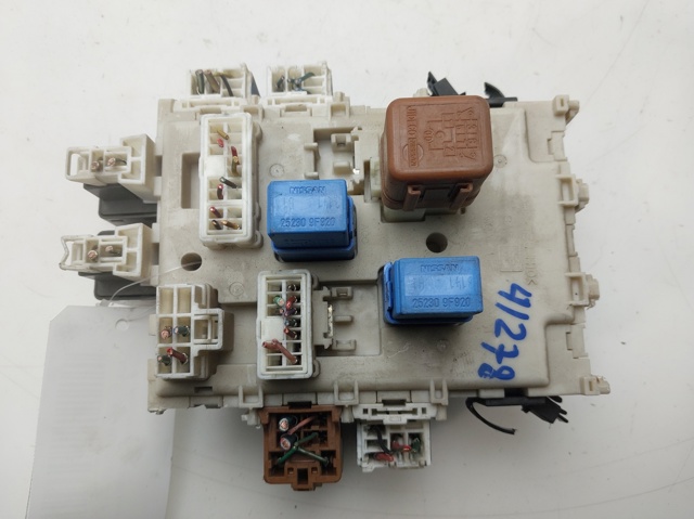 24350AV700 NISSAN Caja de fusibles trasera interior  disponible Ourense