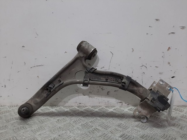 2463304700 Brazo inferior izquierdo de la suspensión delantera  disponible Utrera