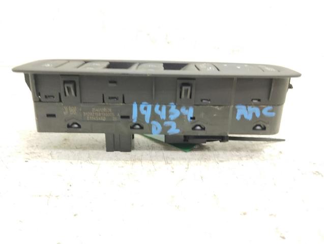 254012952R RENAULT Interruptor de elevalunas delantera izquierda  en stock Huelva