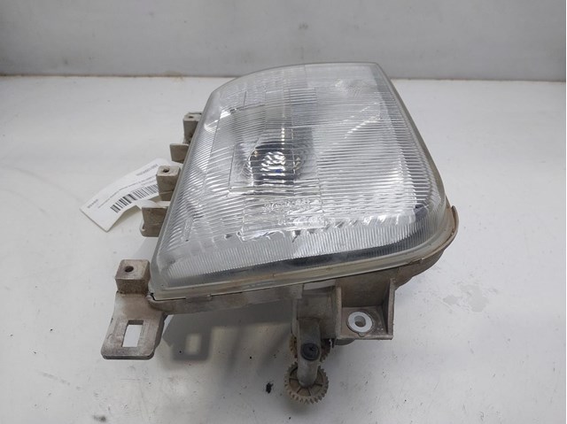 Faro derecho 260109X205 Nissan