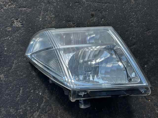 Faro derecho Nissan Navara D40