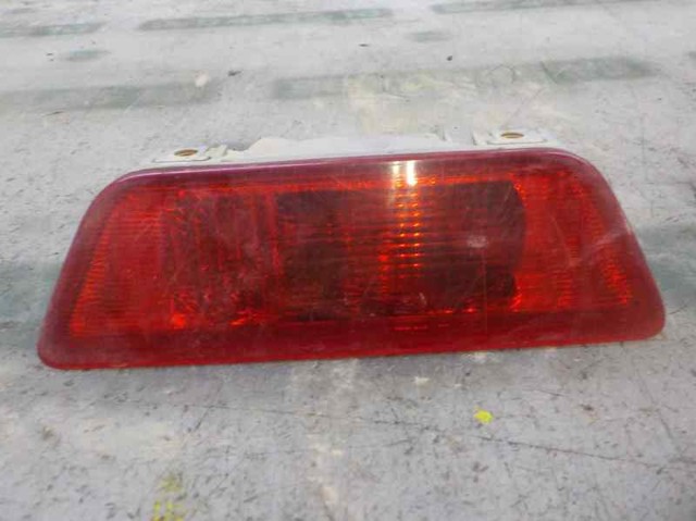 Luz trasera de parachoques derecha 26540JG00A NISSAN