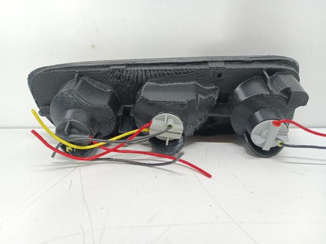 Luz trasera de parachoques derecha 265500X001 NISSAN