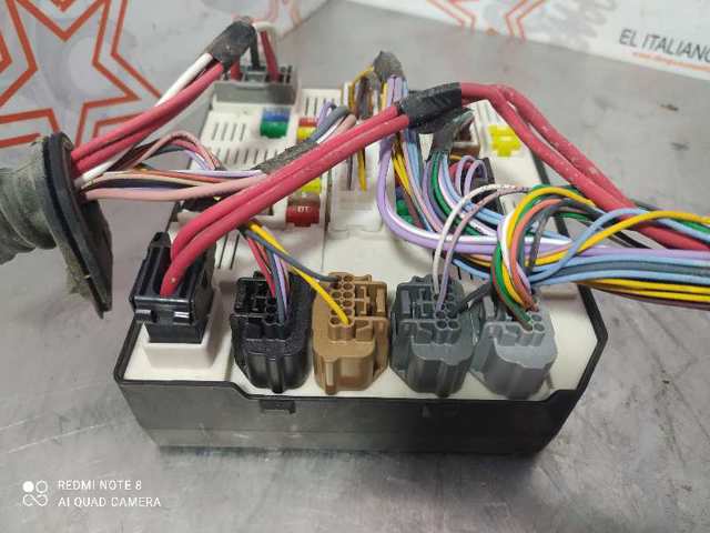 RENAULT 284B60168R Caja de fusibles  en stock Terrassa