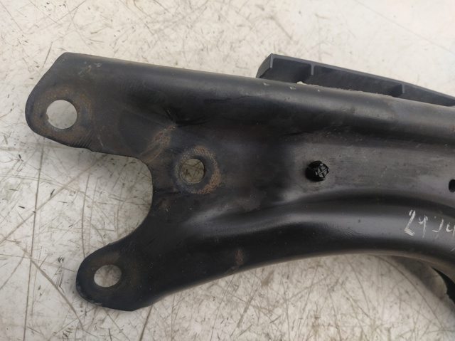 VAG 2Q0407151D Brazo inferior izquierdo de la suspensión delantera  en stock Salamanca