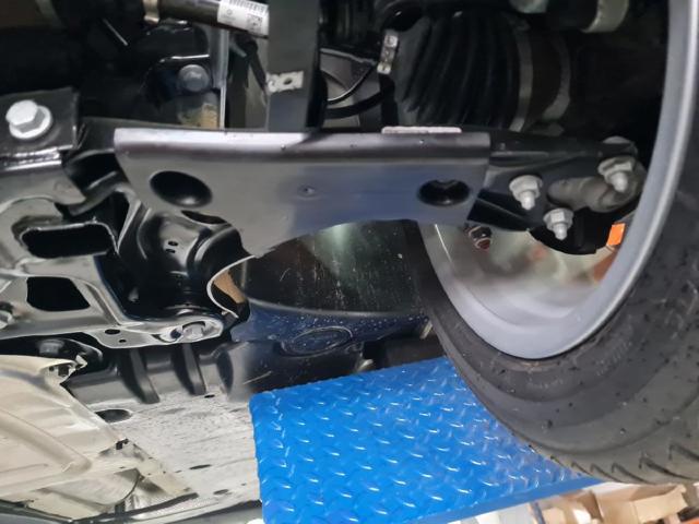 2Q0407151E Brazo inferior izquierdo de la suspensión delantera  disponible Utrera