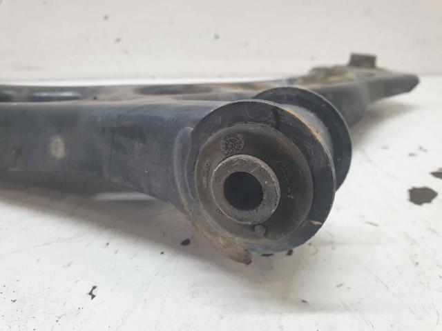 2Q0407152D Brazo inferior derecho de la suspensión delantera  disponible Málaga