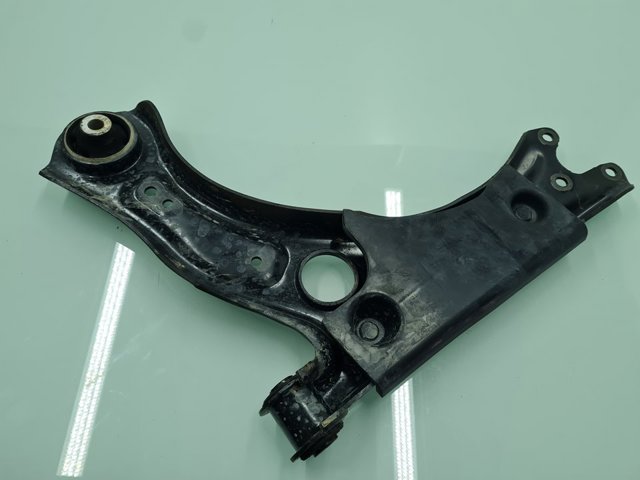 2Q0407152D Brazo inferior derecho de la suspensión delantera  disponible Utrera