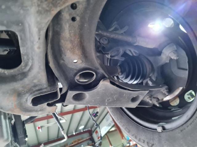 2Q0407152D Brazo inferior derecho de la suspensión delantera  en stock Granada