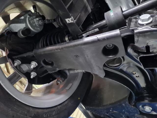 2Q0407152E Brazo inferior derecho de la suspensión delantera  comprar en Pontevedra