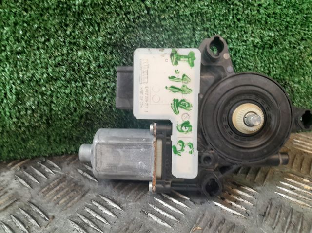 2Q1959881 VAG Motor del elevalunas de la puerta delantera izquierda  disponible Ourense