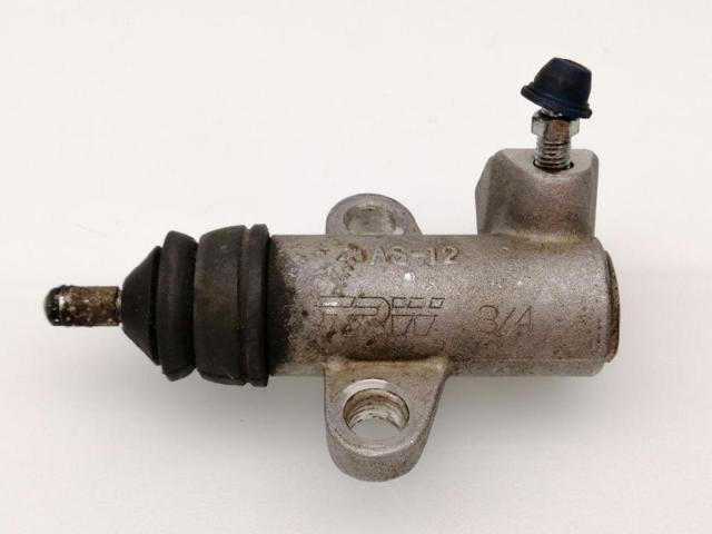 Bomba auxiliar de embrague 3062048P0A NISSAN