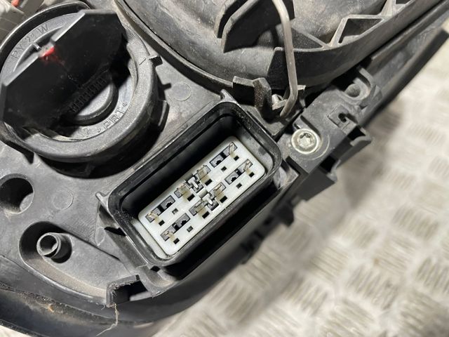 VOLVO 30698885 Faro izquierdo  en stock Terrassa