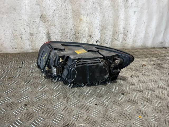 VOLVO 30698886 Faro derecho  en stock Salamanca