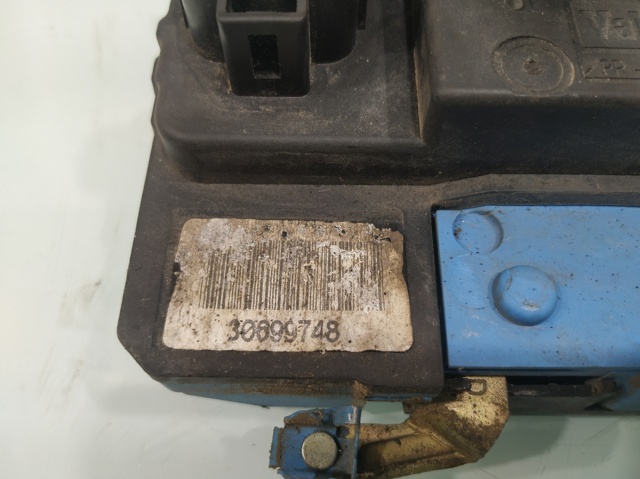 VOLVO 30699748 Cerradura de puerta delantera derecha  en stock Terrassa