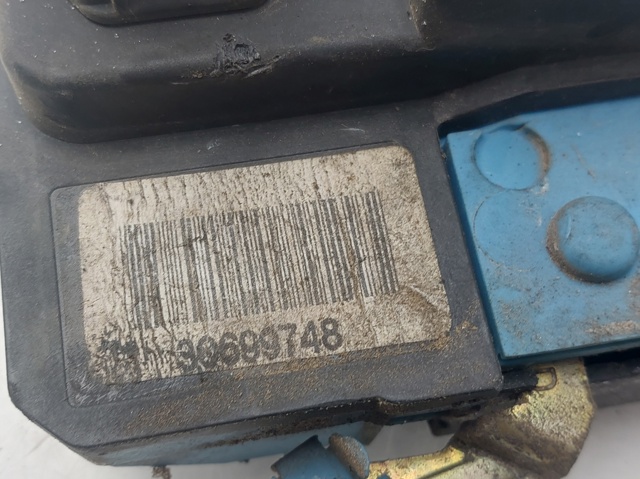 VOLVO 30699748 Cerradura de puerta delantera derecha  en stock Valencia