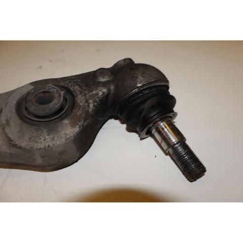 31126794204 Brazo inferior derecho de la suspensión delantera  en stock Granada