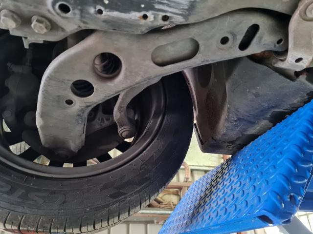 Brazo inferior derecho de la suspensión delantera 31126879842 BMW